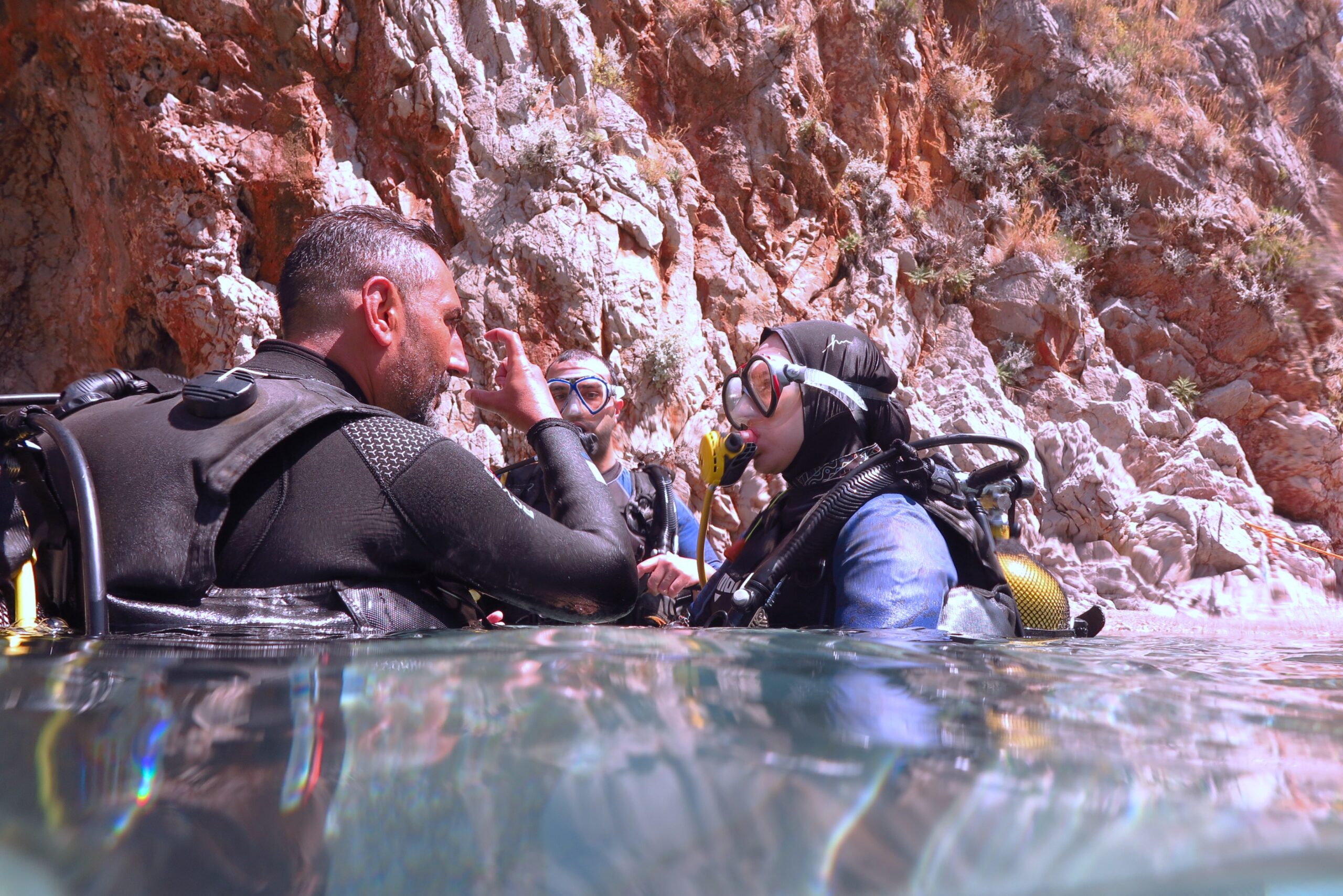 Fethiye'de eğitmen eşliğinde ilk tüplü dalış hazırlığı
